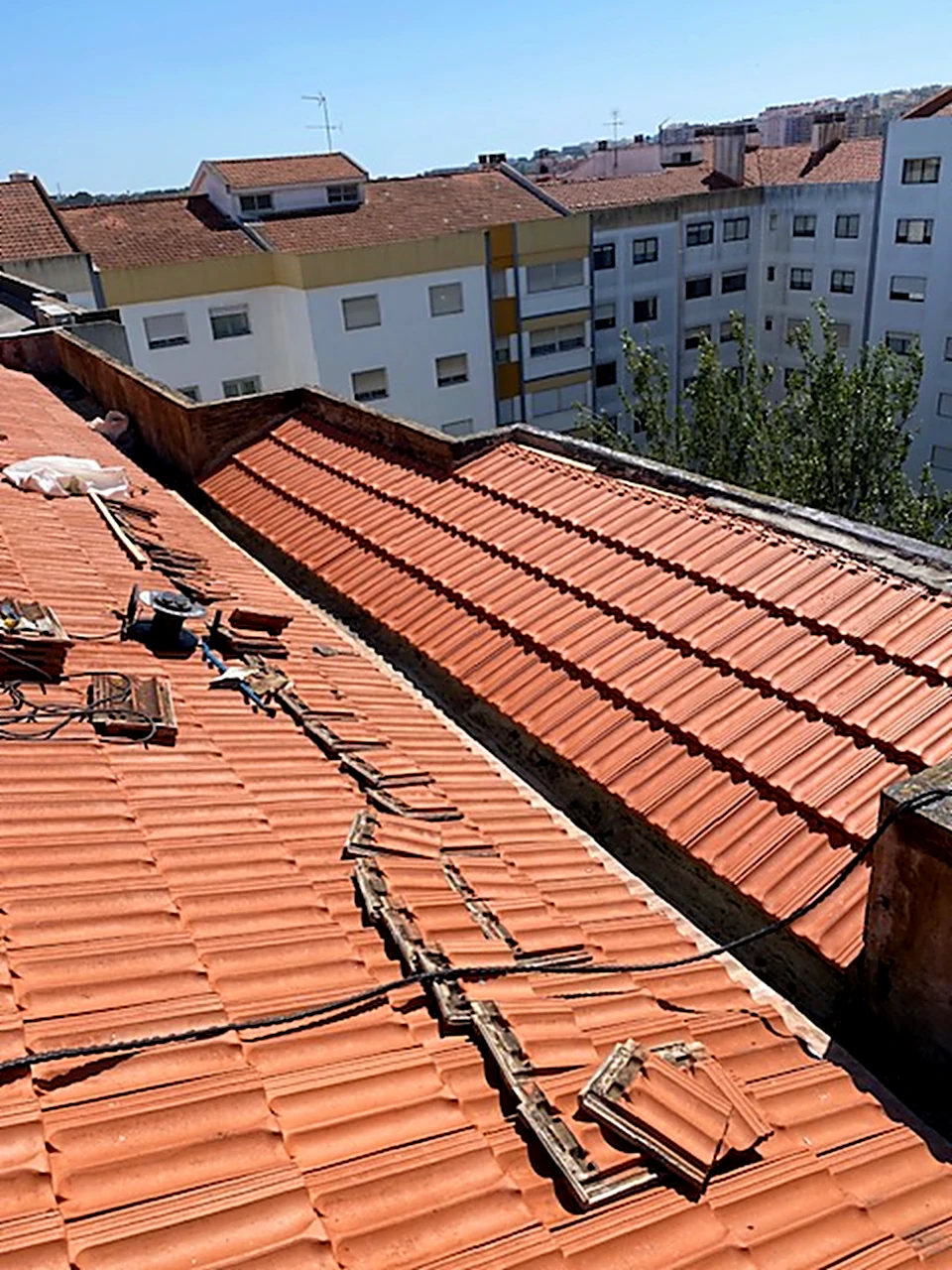 Cobertura em fase de execução com telhas novas a serem assentadas